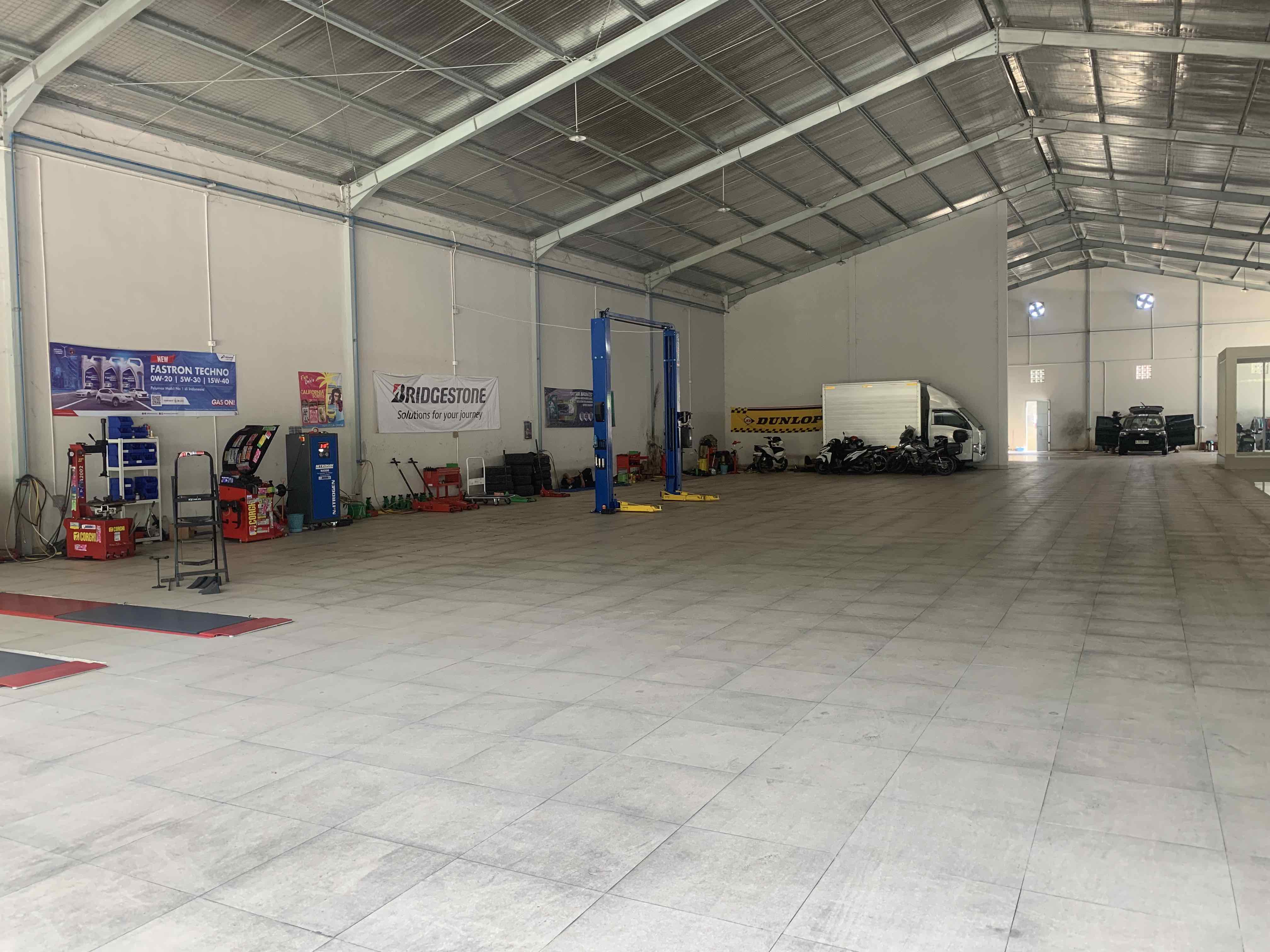 Tempat yang luas dengan banyak area parkir