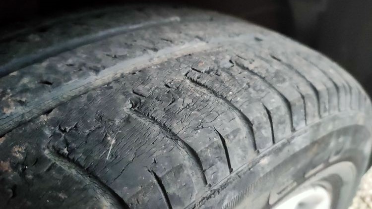 Jangan Dianggap Remeh, Ini Tanda-Tanda Ban Mobil Anda Harus Segera Diganti